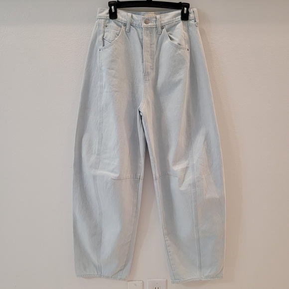 Universal Thread Denim - Universal Thread High-Rise Curved Leg Barrel Ballow Light Wash Jeans  Size 6